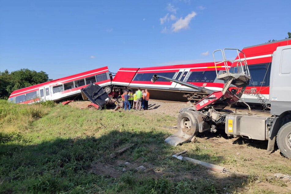 Der Unfallort nach einem Zusammenstoß zwischen einem Lastwagen und einem Zug an einem unbeschrankten Bahnübergang.