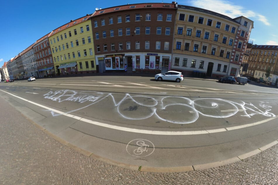 Auf der Georg-Schumann-Straße prangt aktuell ein 6 mal 25 Meter großes Graffiti.