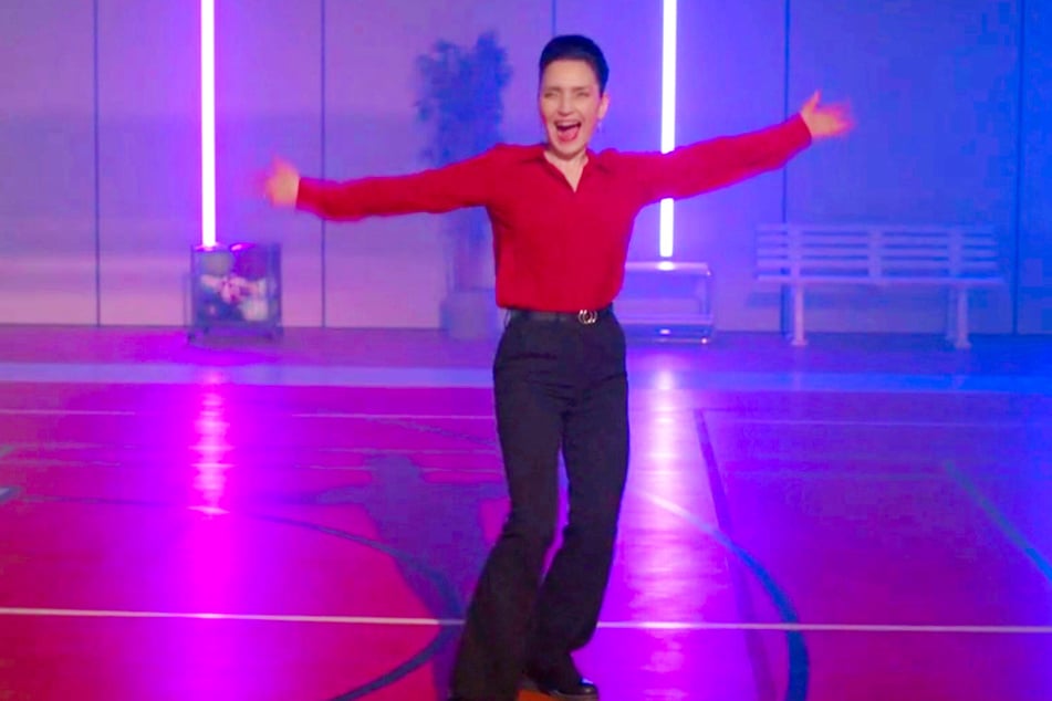 Vollkommen ausgelassen flitzt sie übers Parkett.