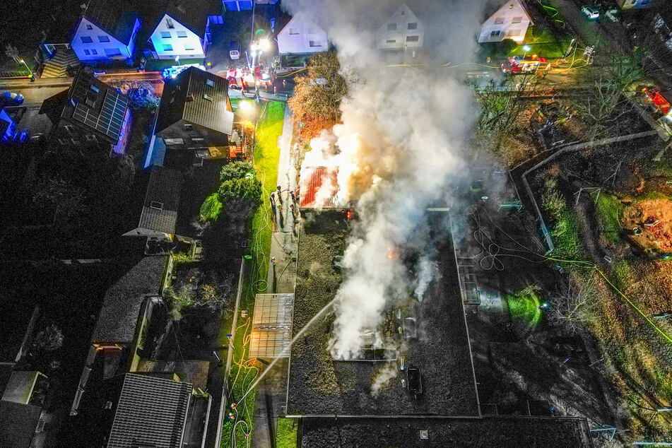 Der 1500 m² große Kindergarten war umhüllt von meterhohen Flammen und einer dichten Rauchwolke.