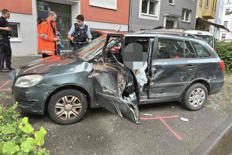 Frau eingeklemmt! Auto kracht in Köln-Deutz gegen Straßenbahn