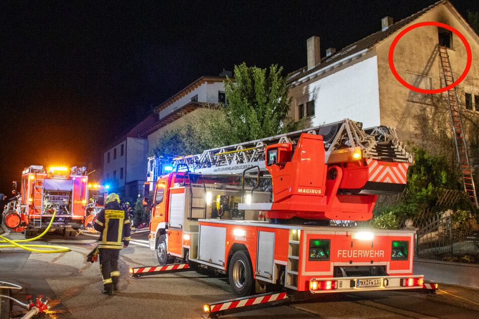 Wohnhaus-Brand in Langenselbold: Die Feuerwehr musste eine schwer verletzte Frau mit einer tragbaren Leiter retten, wie rechts oben in dem Foto zu sehen ist.