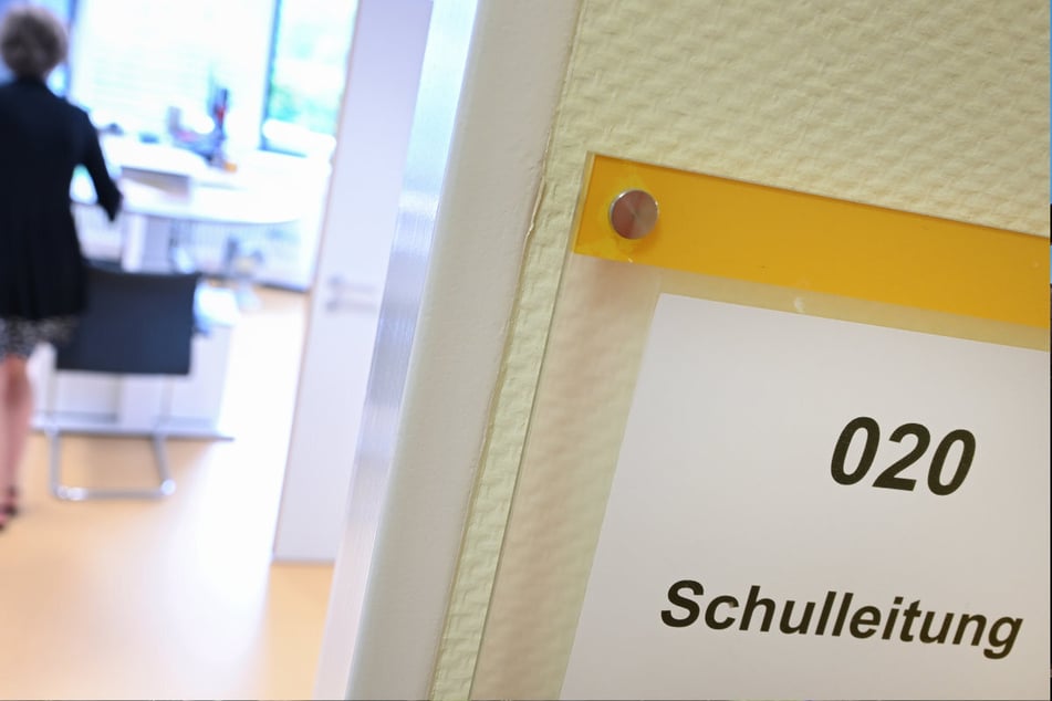 Die Erziehungsgewerkschaft GEW fordert die vorgeschriebenen Gefährdungsbeurteilungen auch bei den Schulleitungen.