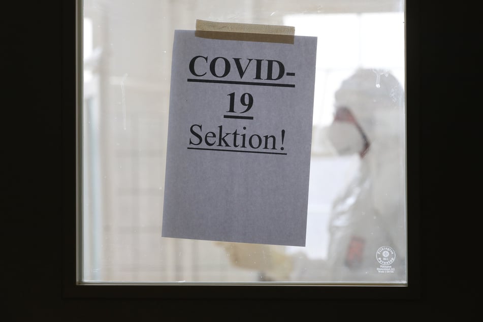 Studien zeigen, dass die Zahl der tatsächlich an dem Virus Verstorbenen niedriger ist als angegeben.