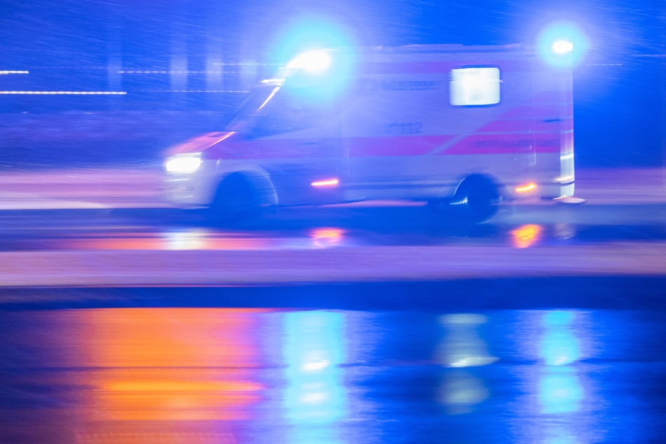 Das Balkongeländer der Ferienwohnung gab nach, berichtet die Polizei, sodass der Mann und die Frau im Krankenhaus landeten. (Symbolbild)