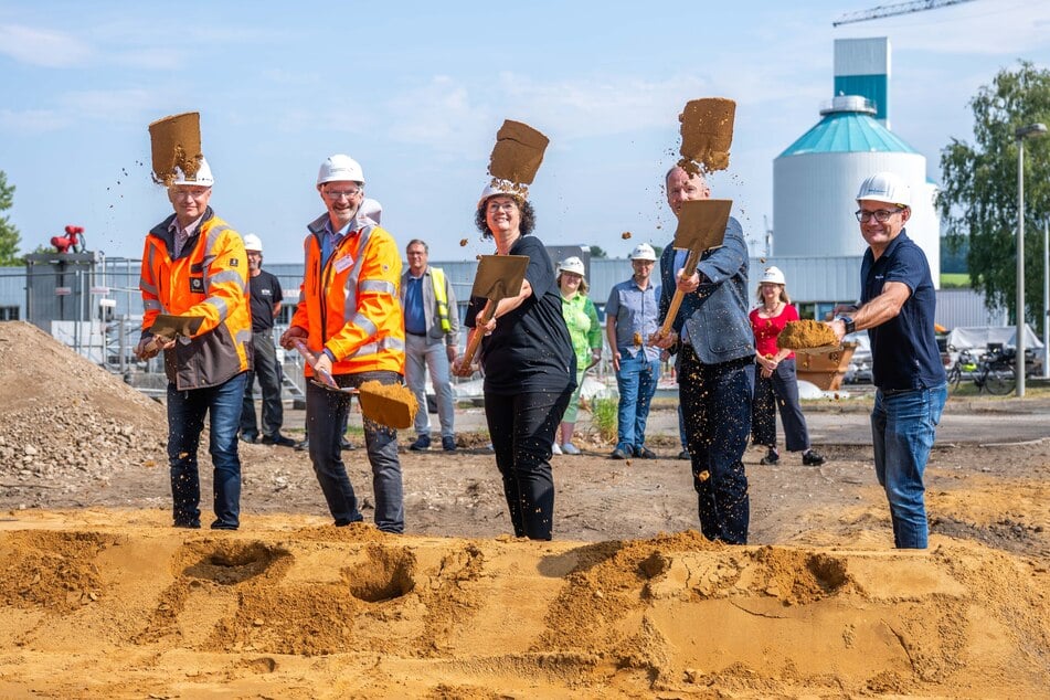 Erster Spatenstich: Gestern fiel der offizielle Startschuss für die Bauarbeiten an der Zentralkläranlage in Heinersdorf.