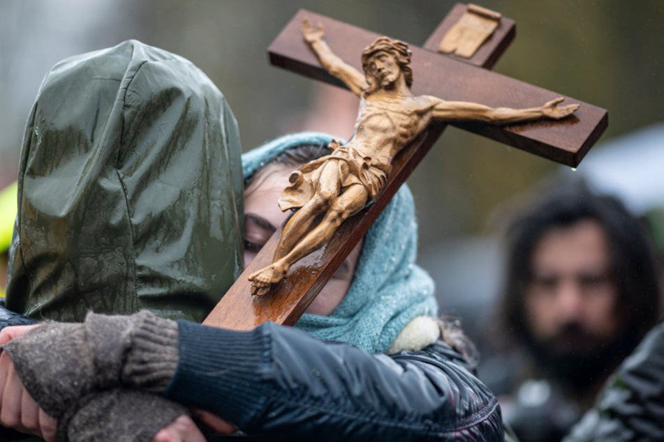 Am vergangenen Mittwoch stimmten Bundestag und Bundesrat für die Neufassung des Infektionsschutzgesetzes. Dagegen hatten am Morgen davor Tausende protestiert. Diese Demo-Teilnehmer umarmten sich mit einem Holzkreuz in der Hand.
