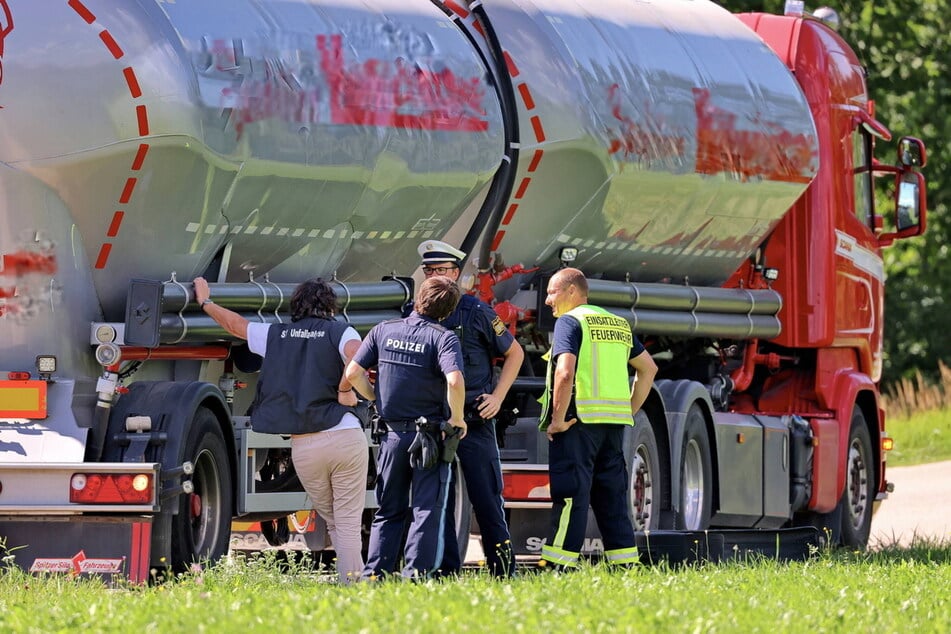 Der Senior kam unter den Anhänger des Lastwagens.