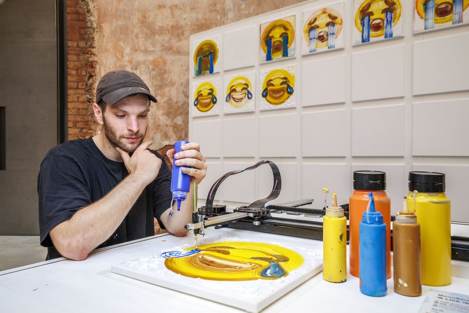 Ein Emoji in sieben Minuten: Designer Leon (28) präsentiert die "MonoSerie"-Technik seines Kunstkonzepts "Emotional Capital".