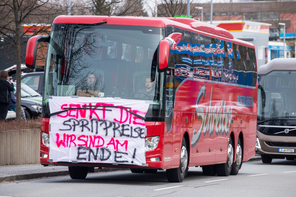 Berufskraftfahrer demonstrierten kürzlich in Sachsen per Auto-, Laster- und Bus-Korso gegen die steigenden Preise.