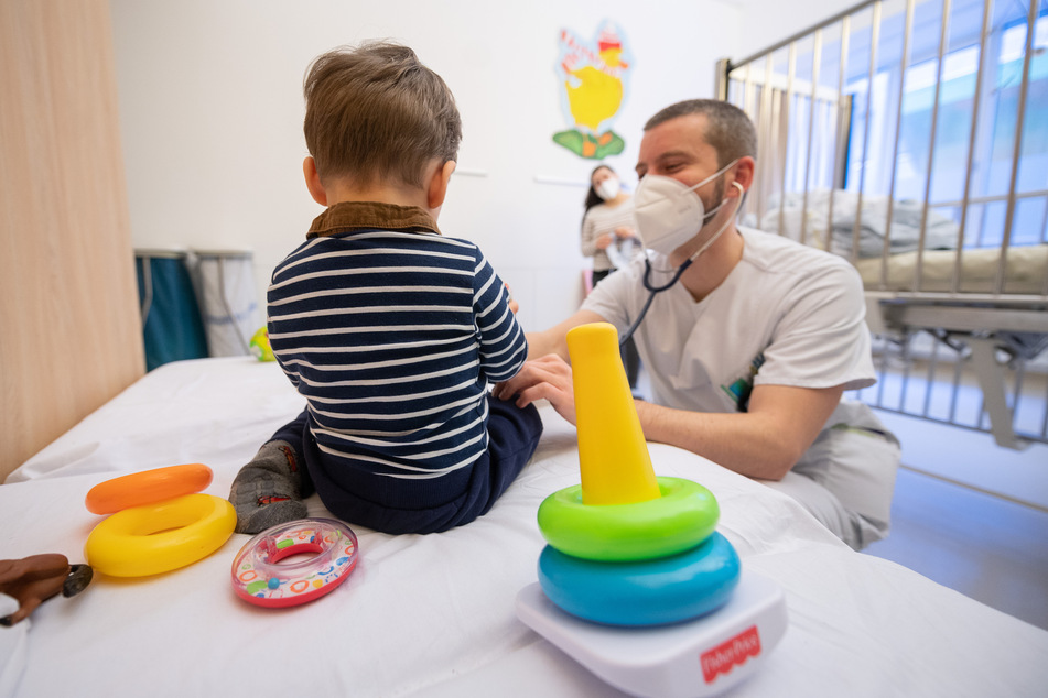 In einer Stuttgarter Kinderklinik untersucht ein Arzt einen kleinen Jungen. (Symbolbild)