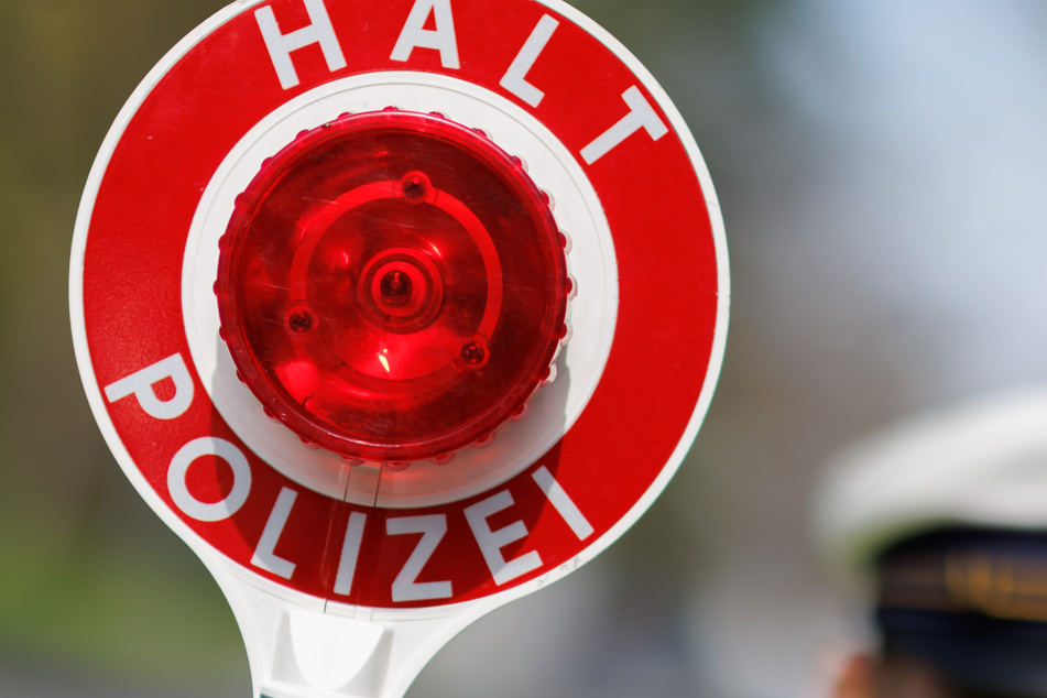 Der mutmaßlich unter dem Einfluss diverser Betäubungsmittel stehende Mann flüchtete in der Nacht zu Freitag vor einer Polizeikontrolle (Symbolbild).