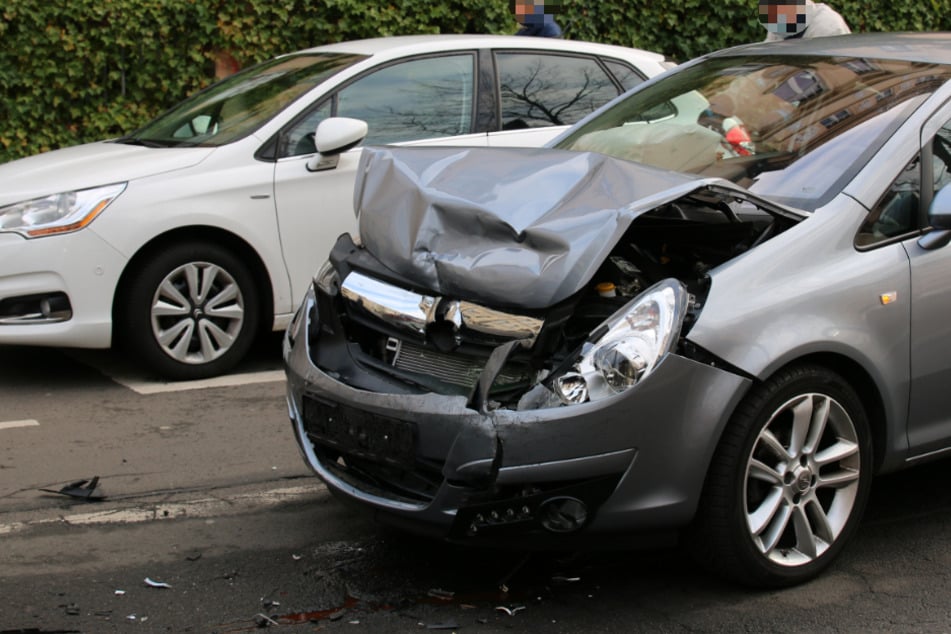 Auf der August-Bebel-Straße in Leipzig ist am Samstagmorgen ein 89-Jähriger mit seinem Opel Corsa auf den Audi eines 29-Jährigen aufgefahren.
