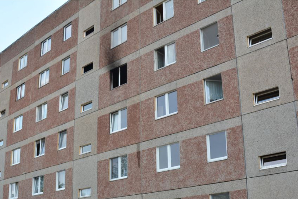 Die Feuerwehr kam bei einem Brand im vierten Stock eines Mehrfamilienhauses in Sachsen-Anhalt zum Einsatz.