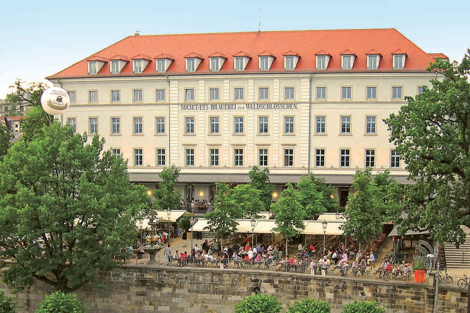 Im Sommer lockt das Paulaner Bräuhaus am Waldschlösschen in Dresden in den Biergarten, im Winter in die schönen Innenräume.