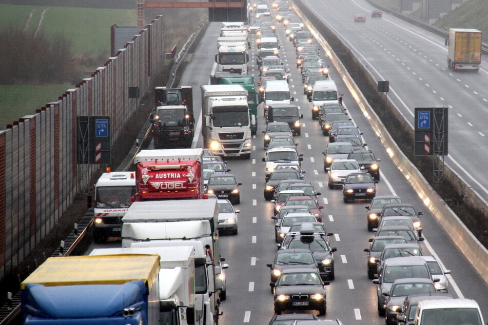 Durch die Vollsperrung kam es auf der A7 bei Göttingen zu zwölf Kilometern Stau. (Symbolbild)