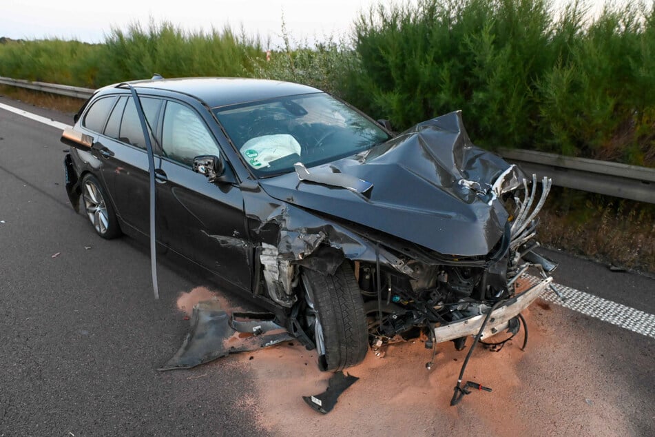 Ein völlig zerstörter BMW zeugt von einem Unfall am späten Samstagnachmittag auf der A14.