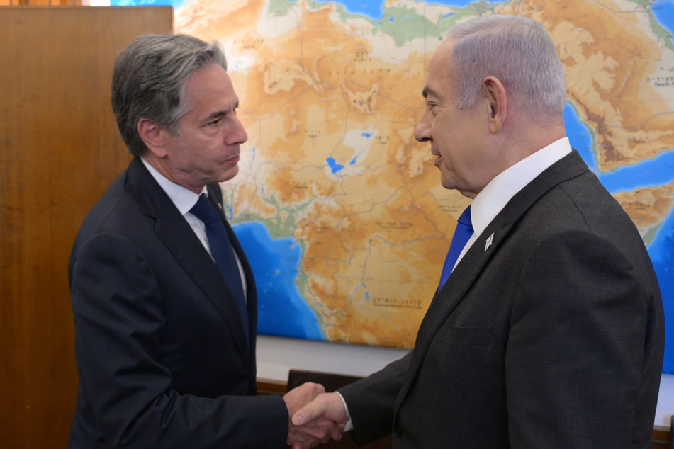 US-Außenminister Antony Blinken (l., 62) schüttelt dem israelischen Ministerpräsidenten Benjamin Netanjahu (74) am Montag die Hand.