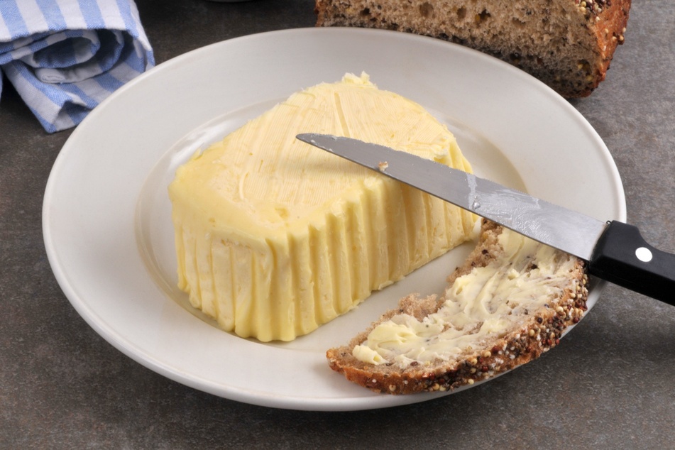 Butter an sich kann nicht schimmeln. Brotkrümel, Marmeladenreste und Co. in der Butter dagegen schon.