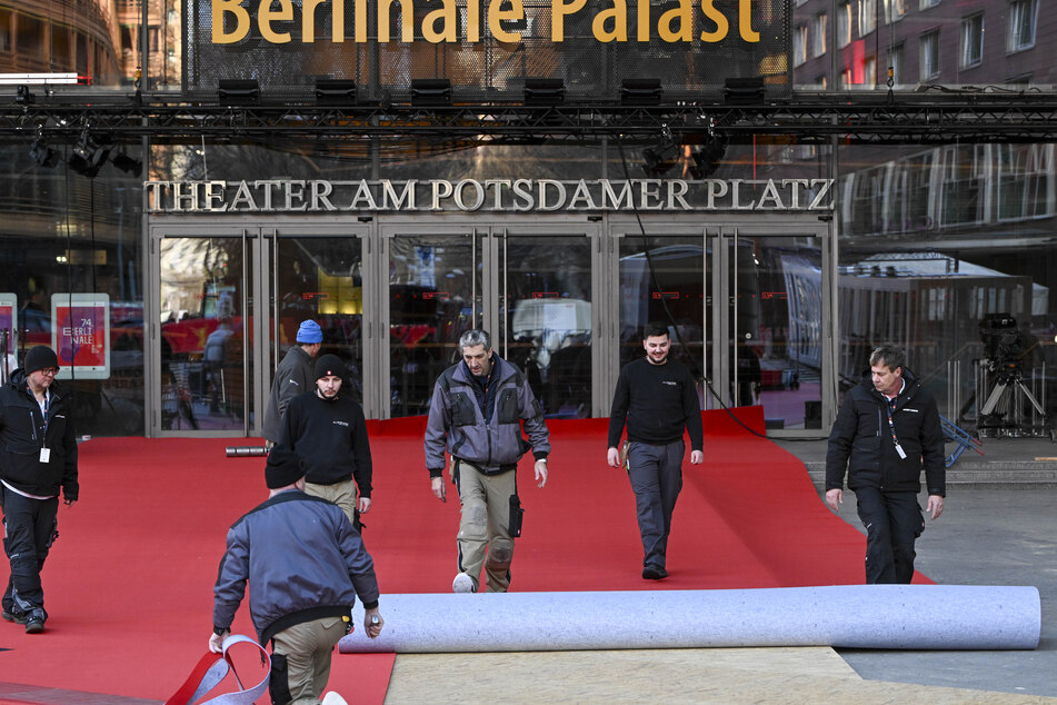 Vor dem Berlinale-Palast am Potsdamer Platz wird der rote Teppich ausgerollt.