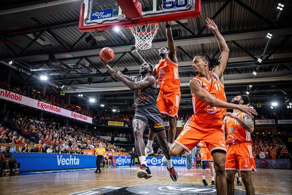 Amadou Sow (27, l.) kommt langsam wieder mächtig in Schwung.
