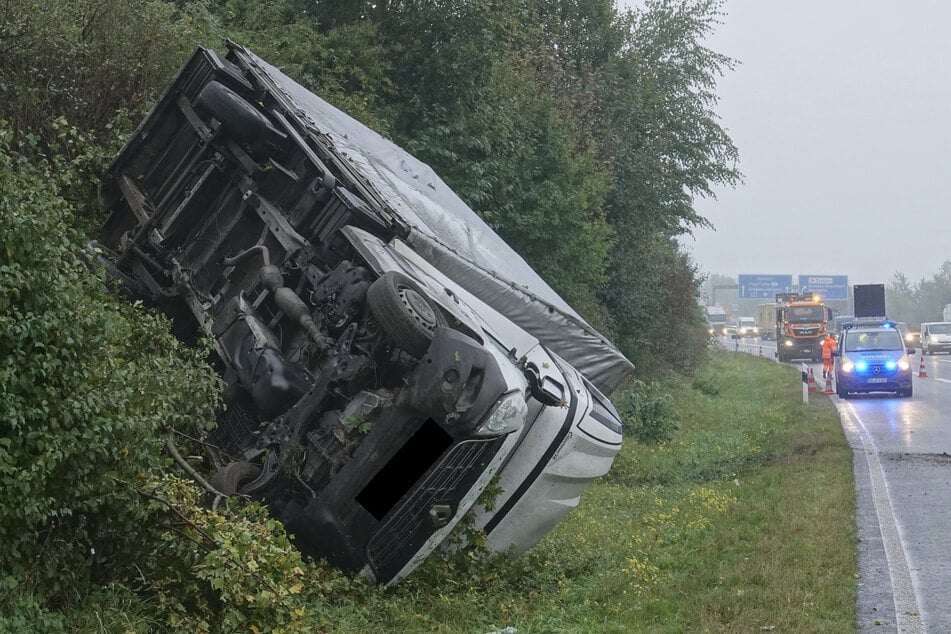 Der Renault landete im Grünstreifen und kippte um.