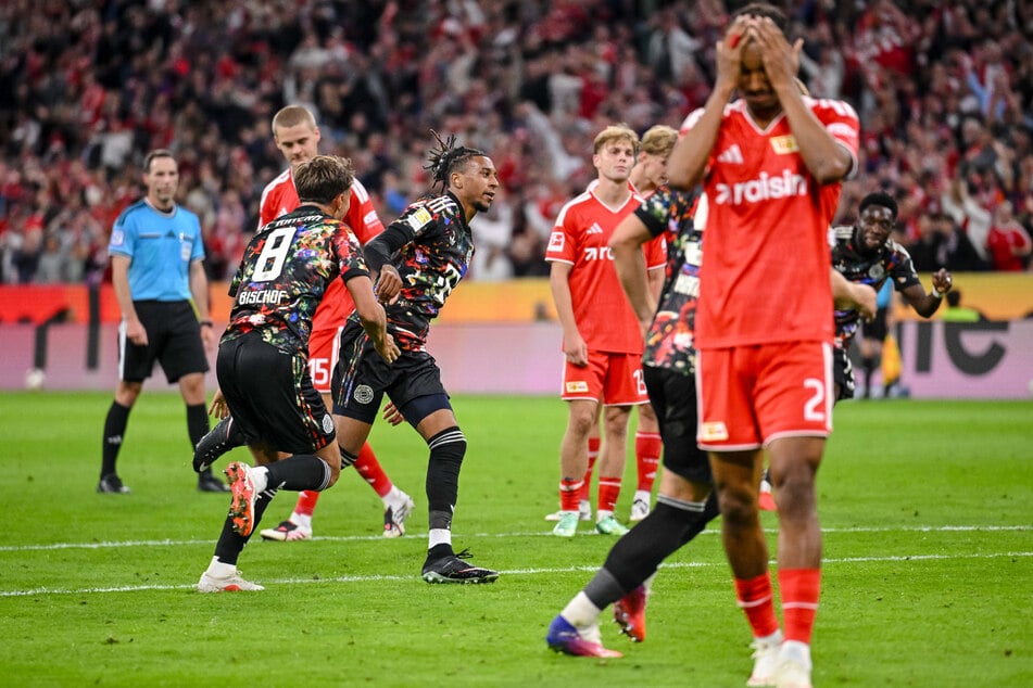 Sieben Stück: Bayerns Michael Olise (24, 2.v.l.) macht das Debakel perfekt.