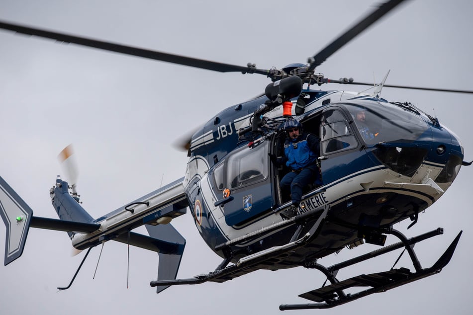 Herrenloses SUP-Board und Kleidung am Ufer: Hubschrauber sucht nach Vermisstem