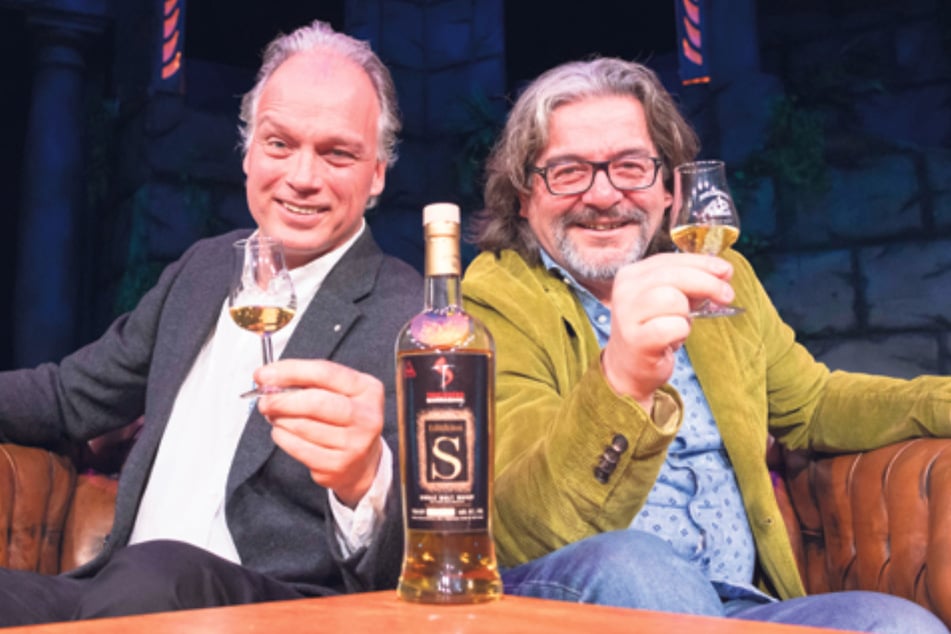 André Sarrasani (52) und Manufaktur-Inhaber Frank Leichsenring (64, r.) stoßen mit Sarrasani-Whisky an.