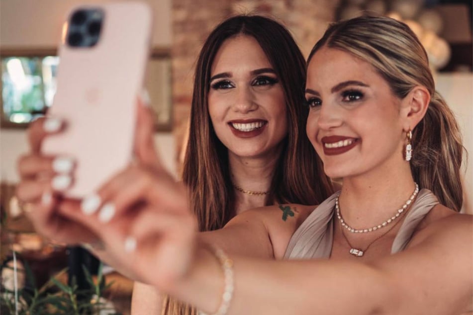 Vanessa (l.) und Ina (r.) haben im Juni 2021 geheiratet und sind im Juli Eltern einer Tochter geworden.