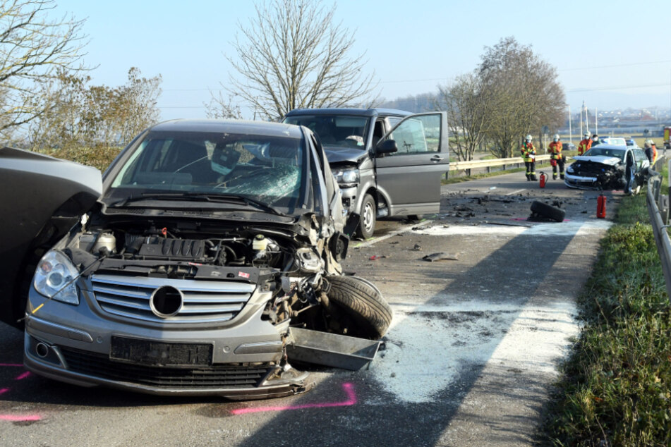 Der Rettungsdienst brachte die verletzten Insassen in umliegende Kliniken.