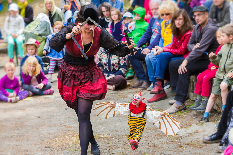 Beim 35. Puppenspielfest in Hohnstein können sich die Kids auf tanzende Puppen freuen.