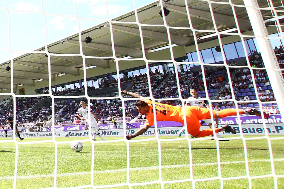 Nach nur 16 Minuten zappelte der Ball ins Netz: Marvin Stefaniak (nicht im Bild) traf für den FC Erzgebirge Aue zum 1:0.