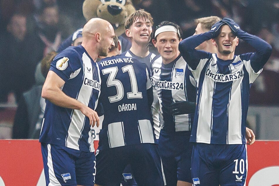 Im Pokal standen Kennet Eichhorn (16, 3.v.l.) Marton Dardai (23, 2.v.l.) noch in der Startelf.
