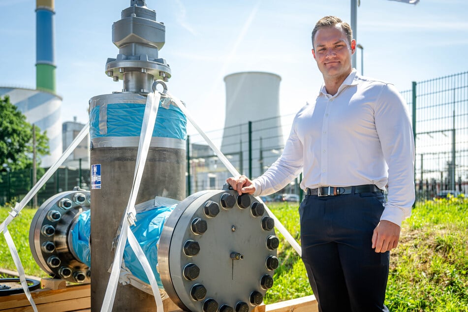 Dieses Bauteil soll später die Wasserstoff-Leitung absichern: eins-Projektleiter Pascal Gödicke zeigt eine Absperrarmatur.
