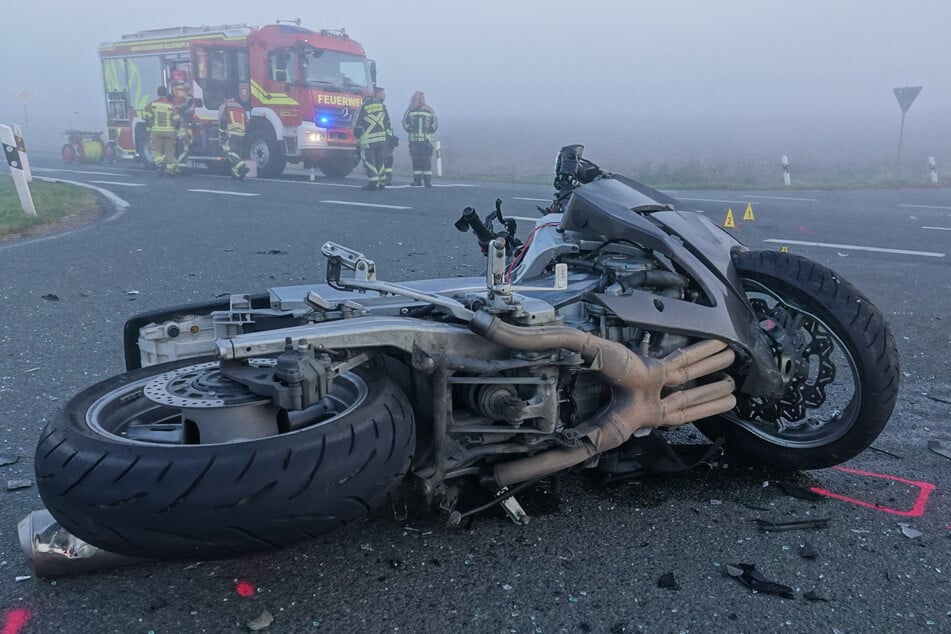 Dichter Nebel schuld? Motorrad-Ehepaar kracht gegen Transporter und stirbt