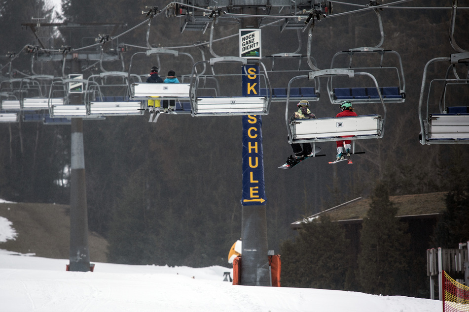 Seit Dienstag laufen die ersten Skilifte in Winterberg wieder. Zunächst werden aber nur einige hundert Besucher täglich zu den Glücklichen zählen. Der Ticketverkauf brummt.