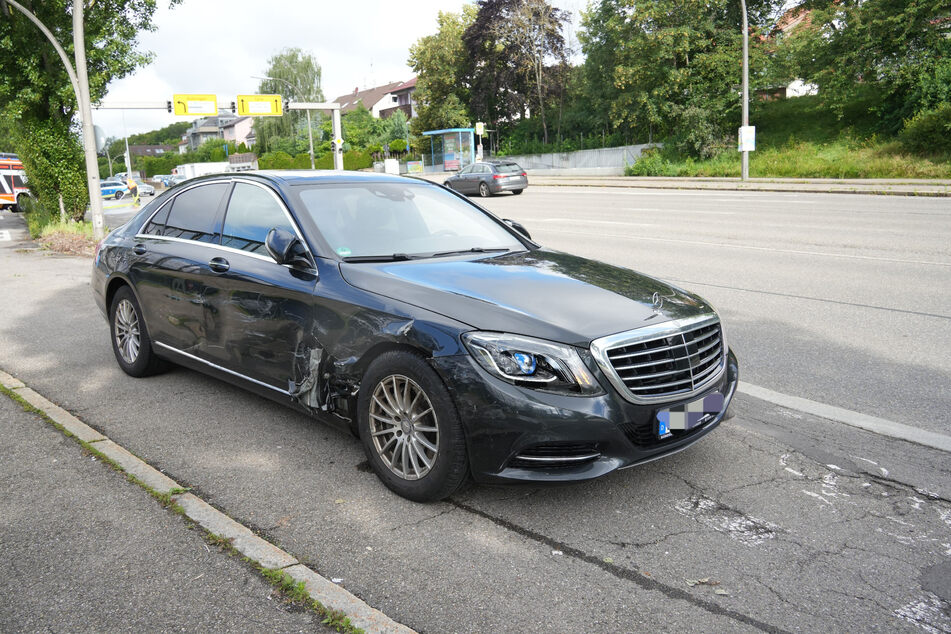 Auch am schwarzen Mercedes ging der Unfall nicht spurlos vorbei.