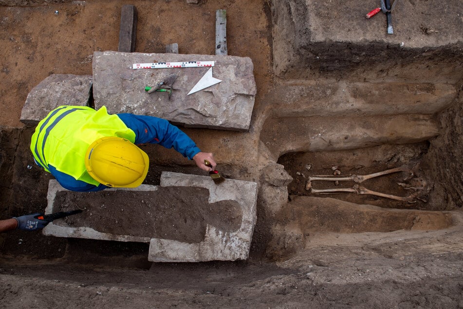 Archäologen haben ein rund 1000 Jahre altes Kindergrab auf dem Gelände der einstigen Königspfalz Helfta entdeckt.