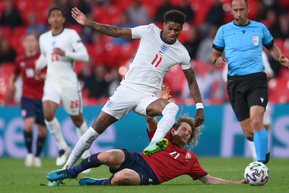 Spielszene vom vergangenen Dienstag: Englands Marcus Rashford (23, l.) im Duell mit Alex Kral (23) aus Tschechien.