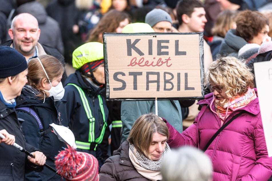 Etwa 11.500 Menschen demonstrierten in Kiel friedlich gegen Rechtsextremismus und für die Demokratie.