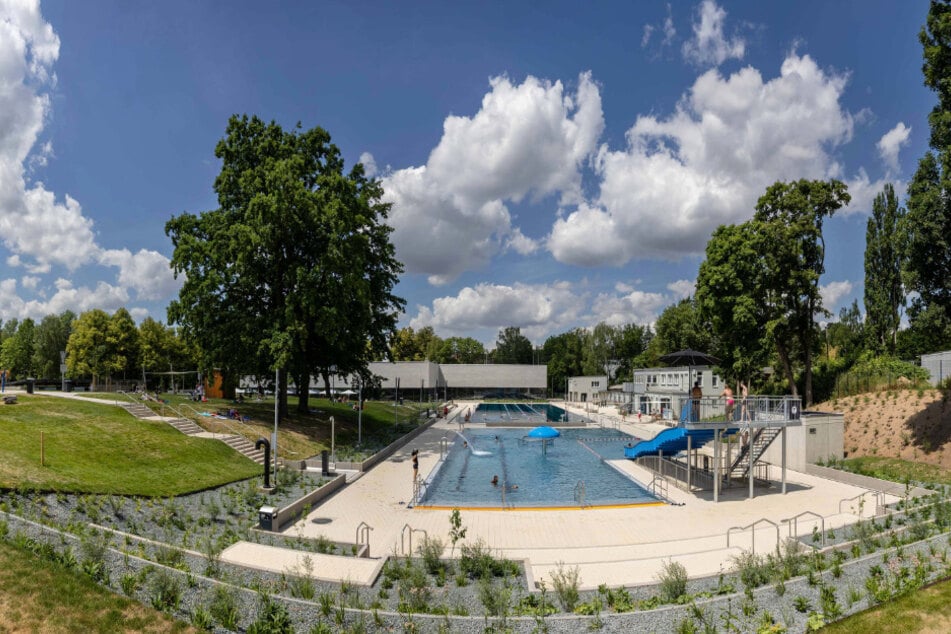 Neuer Schwimmsport-Komplex: Das Hallenbad in Bernsdorf liegt in direkter Nachbarschaft zum neuen Freibad.