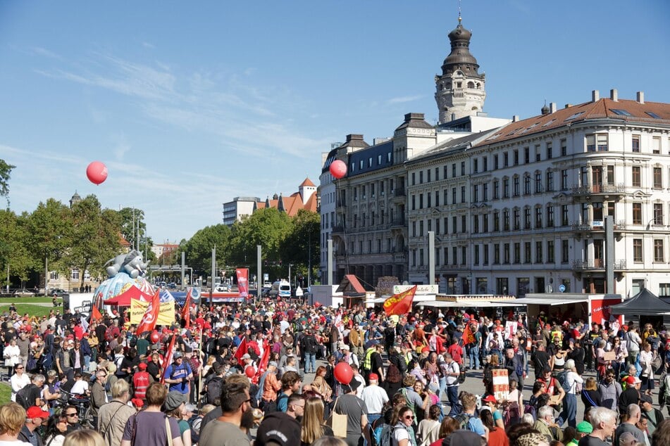 Zur Kundgebung auf dem Simsonplatz kamen nach ersten Schätzungen etwa 3000 Menschen.