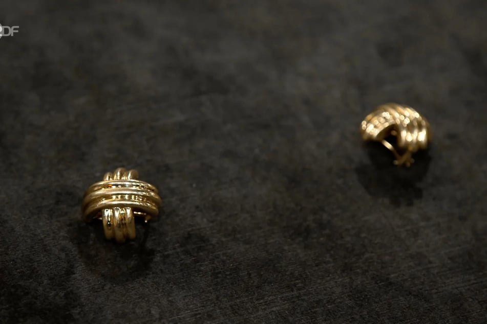 Die zwei Ohrclipse stammen von der Firma Tiffany &amp; Co. und wurden von Paloma Picasso entworfen.