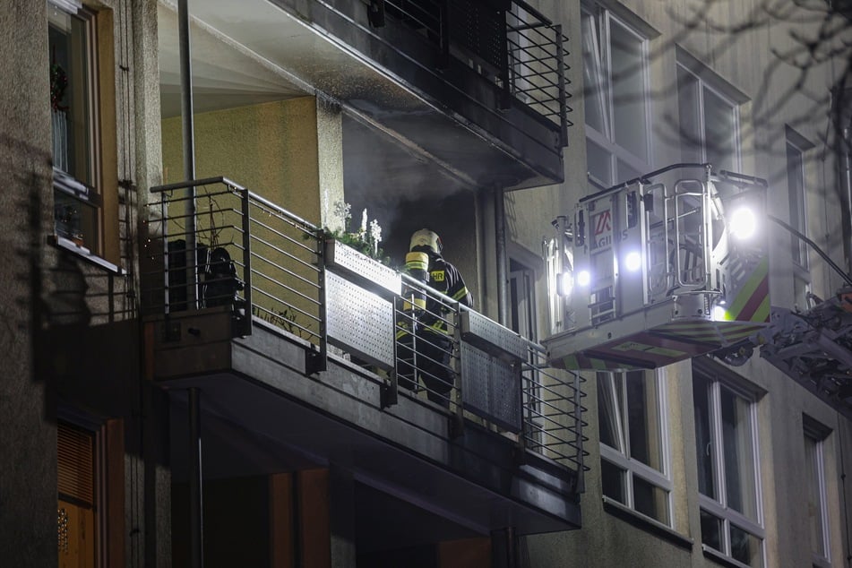 Die Einsatzkräfte bargen bei den Löscharbeiten eine tote Frau aus der Wohnung.