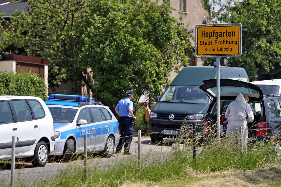 Nach dem Fund von Jasmins Leiche: Die Kripo sichert am 10. Juni 2014 Spuren im Frohburger Ortsteil Hopfgarten.
