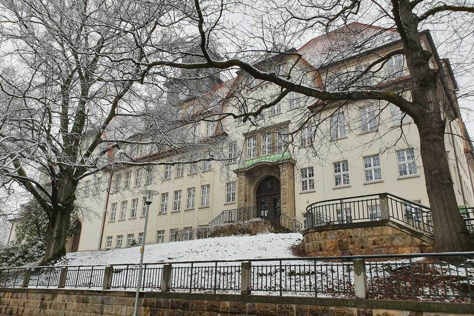 Im Chemnitzer Ortsteil Schönau drangen Einbrecher gewaltsam in eine Schule in der Guerickestraße ein.