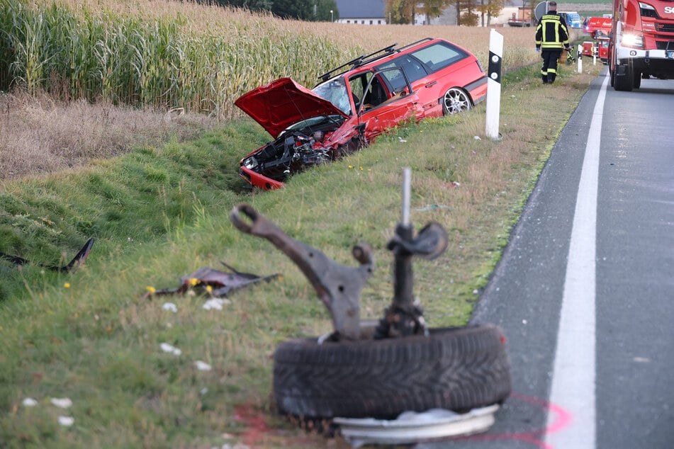Der VW wurde durch die Wucht des Zusammenpralls in den Straßengraben geschleudert. Wenige Meter entfernt lag ein Autoreifen, der von einem der Autos abgeflogen war.