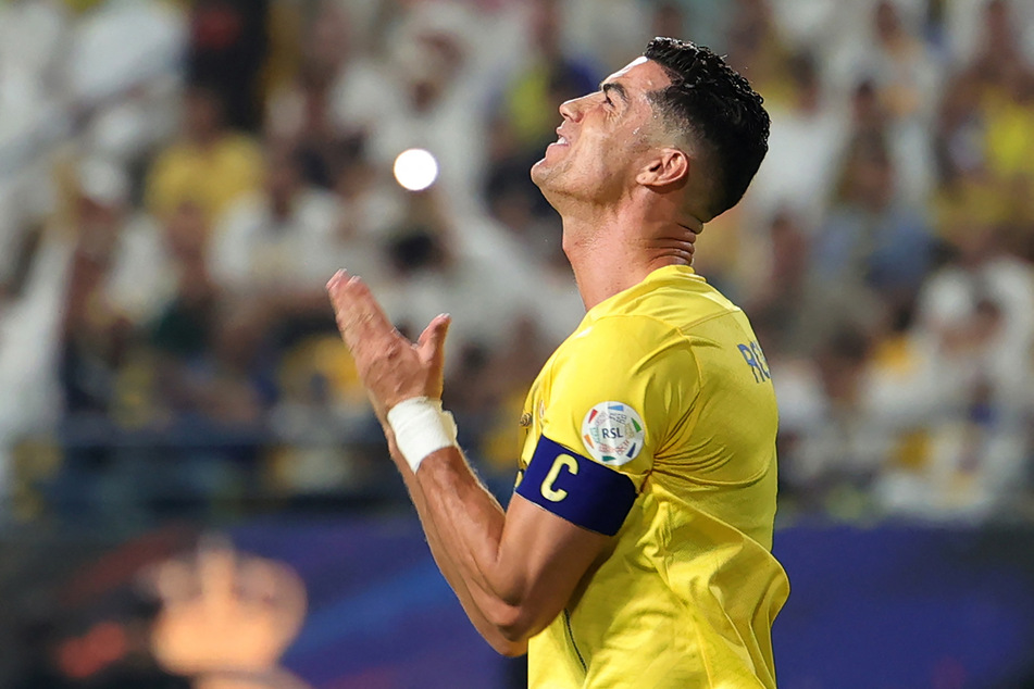 Cristiano Ronaldo (38) kann wohl selbst kaum glauben, dass ihm seine harmlose Geste eine schwere Strafe einbringen könnte.