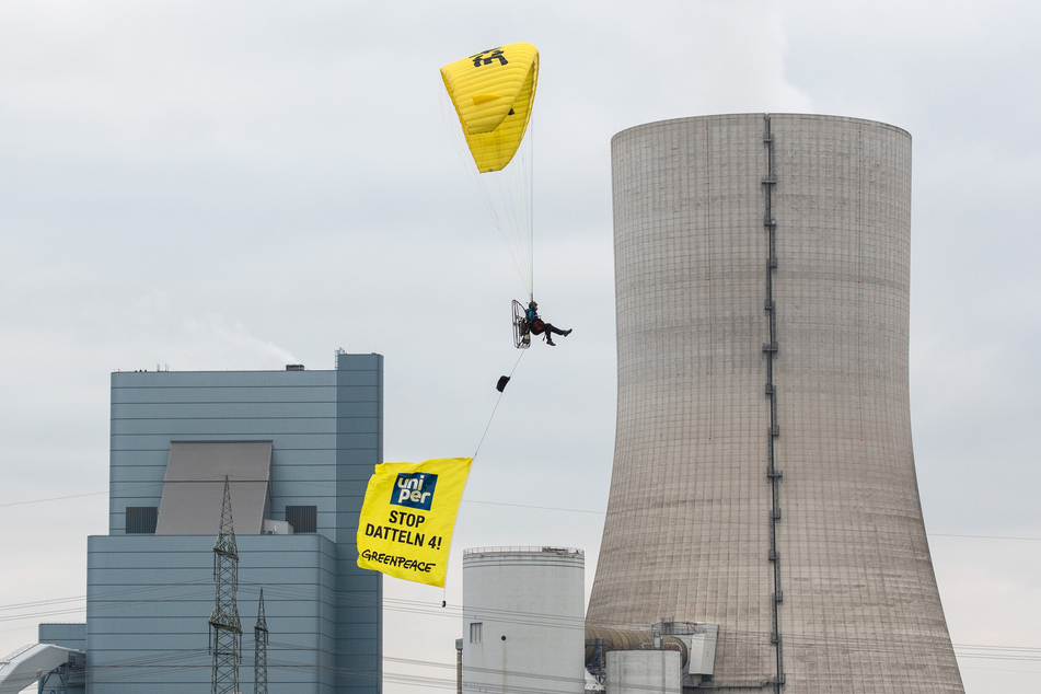 Fliegender Protest gegen umstrittenes Steinkohle-Kraftwerk!